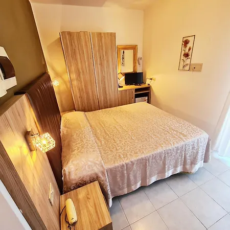 Laura Hotel 3*