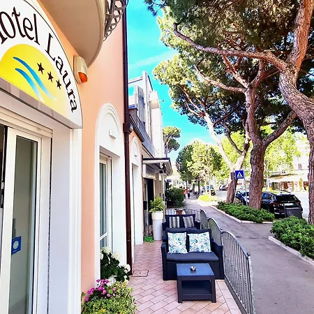 Laura Hotel 3*
