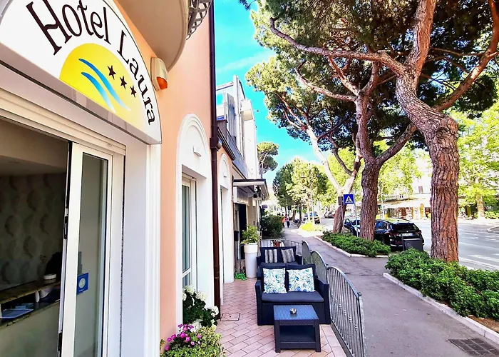 Laura Hotel 3*